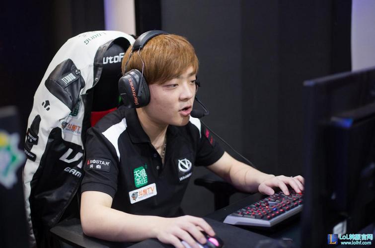 2025LPL夏季賽今日賽事海報：D組關鍵之戰，誰將登峰問鼎？